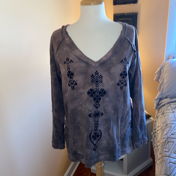 Free People☮️ -v-neck raw edges black embroidery on tie dye pull over sweatshirt - Picture 7 of 7